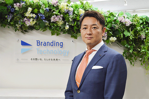 本社エントランスにて 木村社長
